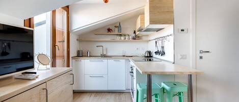 Oven, stovetop, cookware/dishes/utensils