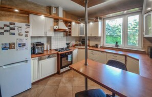 Frigorífico, horno, placa de cocina y lavavajillas