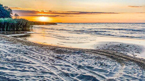 A beach with sand patterns and a sunset in the background. - Pet friendly home in Warnoleka with WiFi (Warnoleka)