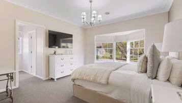 5 habitaciones, tabla de planchar con plancha y cuna de viaje