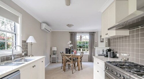 Lauretana House & Cottage -Grand Homestead w/ Multiple Entertaining Areas, Pool, Moments from Bowral