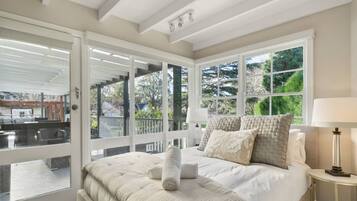 5 habitaciones, tabla de planchar con plancha y cuna de viaje