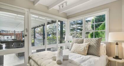 Lauretana House & Cottage -Grand Homestead w/ Multiple Entertaining Areas, Pool, Moments from Bowral