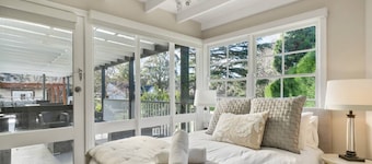 Lauretana House & Cottage -Grand Homestead w/ Multiple Entertaining Areas, Pool, Moments from Bowral