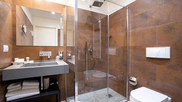 Chuveiro, chuveiro com efeito de chuva, produtos de toalete grátis