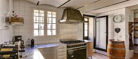 Une cuisine équipée d’une cuisinière, d’un four et d’un meuble à vin.