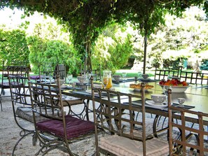 Outdoor dining - Holiday home with airconditioning, heated pool, peaceful countryside setting (Entraigues sur la Sorgue)
