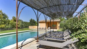 A pool area with lounge chairs and a pergola. - Large air-conditioned house with heated swimming pool in quiet Provence (Entraigues sur la Sorgue)