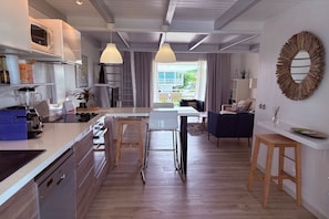 Kaffetrakter/tekoker, kjøleskap, mikrobølgeovn og ovn