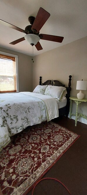 4 bedrooms, WiFi, bed sheets - Historic Farmhouse with private river access to Juniata River  (Hopewell)