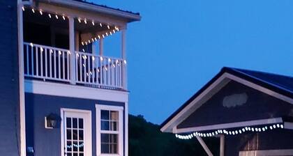 Historic Farmhouse with private river access to Juniata River