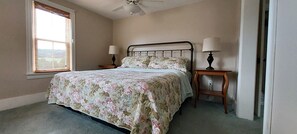 4 bedrooms, WiFi, bed sheets - Historic Farmhouse with private river access to Juniata River  (Hopewell)