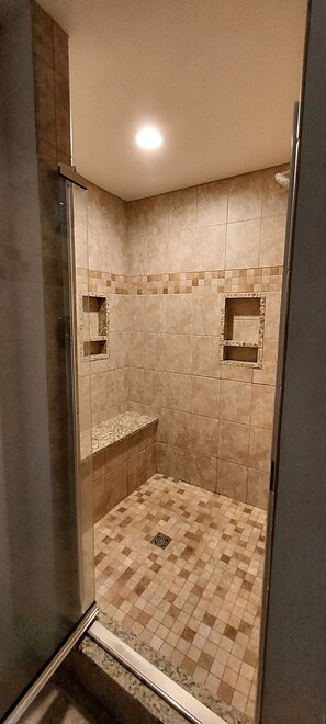 Shower, towels, soap, toilet paper - Historic Farmhouse with private river access to Juniata River  (Hopewell)