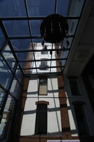 Un interior moderno con techo de cristal que permite la entrada de luz natural.