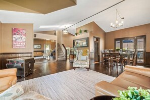 Smart-TV, Kamin, Videospiele, Bücher