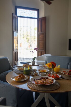 Llençols de cotó egipci, roba de llit d'alta qualitat i minibar gratuït 