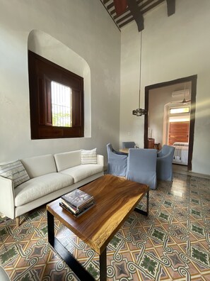 Studiosvit Superior - 2 queensize-sängar - utsikt mot trädgården | Egyptiska bomullslakan och sängtillbehör av högsta kvalitet