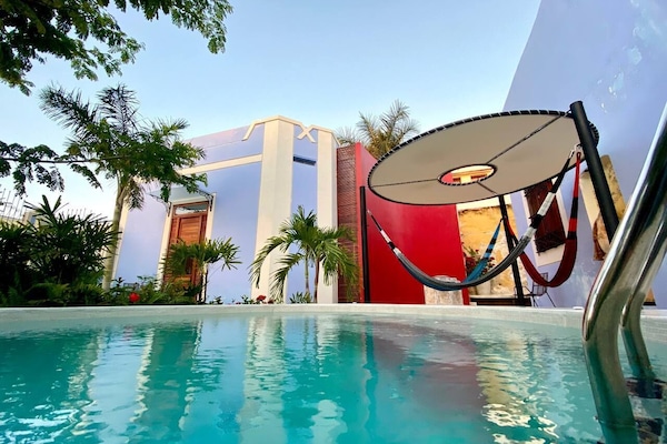 Una piscina al aire libre