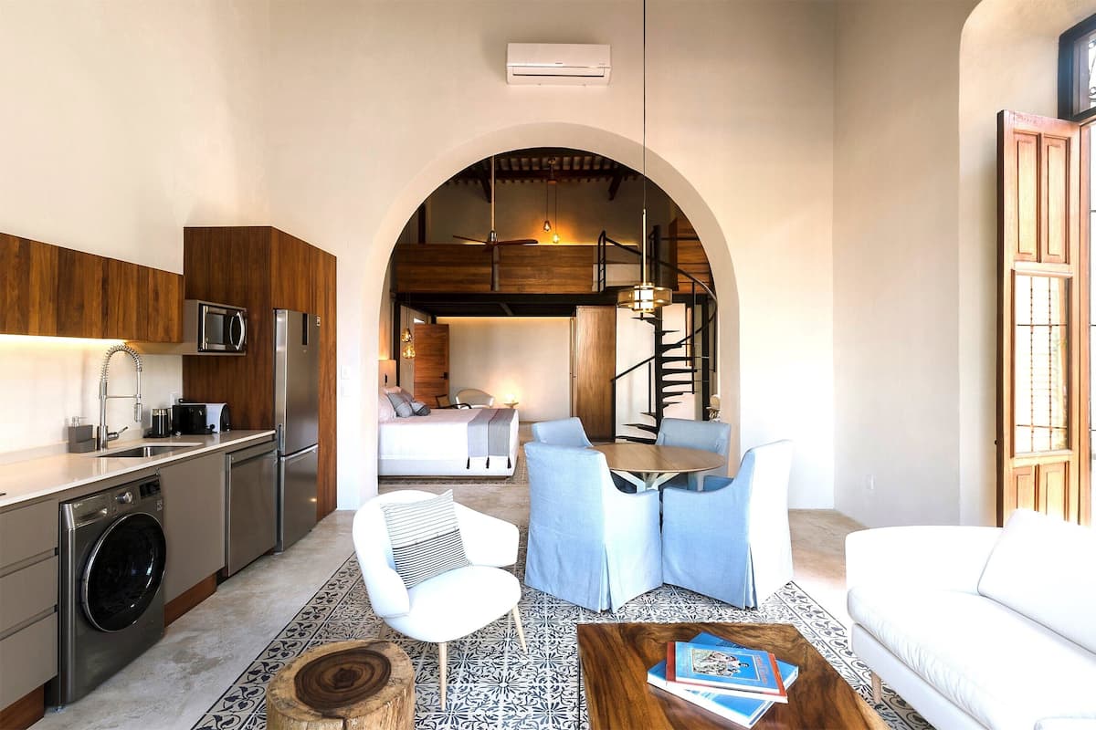 Un espacio habitable compacto con cocina, comedor y dormitorio.