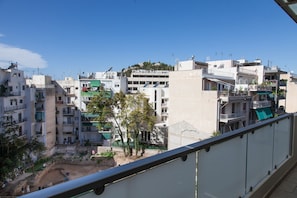 A residential area with multi-story buildings, some with balconies, and a clear sky. - Great apt with amazing view in Koukaki (Athens)