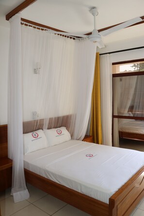 Premium bedding, memory foam beds, in-room safe, individually decorated - QUEENS COURT HOTEL (Mombasa)