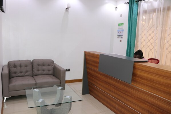 Front of property - QUEENS COURT HOTEL (Mombasa)