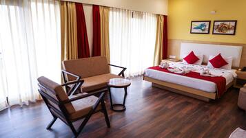 Executive Suite | Premium bedding, memory-foam beds, minibar, desk