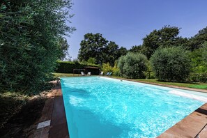 Una piscina al aire libre de temporada