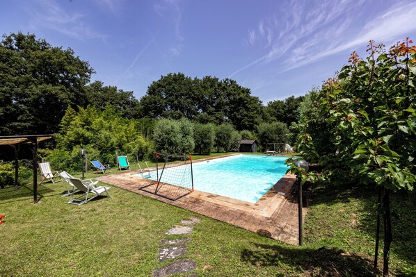 Una piscina al aire libre de temporada