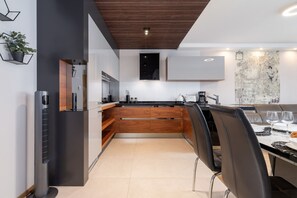 Geschirrspüler, Wasserkocher mit Kaffee-/Teezubehör