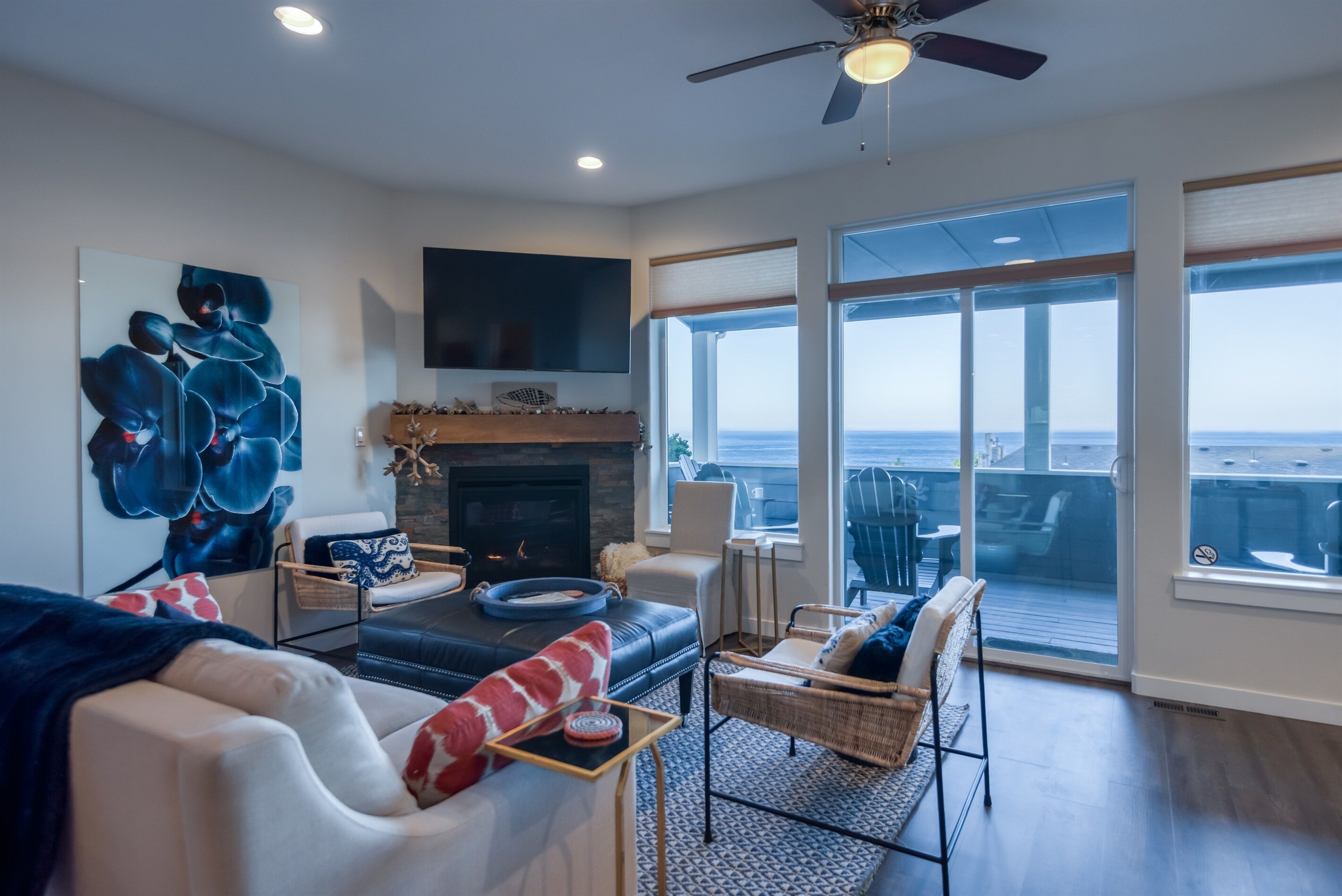 Smart TV, chimenea, tenis de mesa y libros 