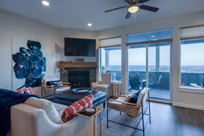 Smart TV, lareira, mesa de pingue-pongue, livros