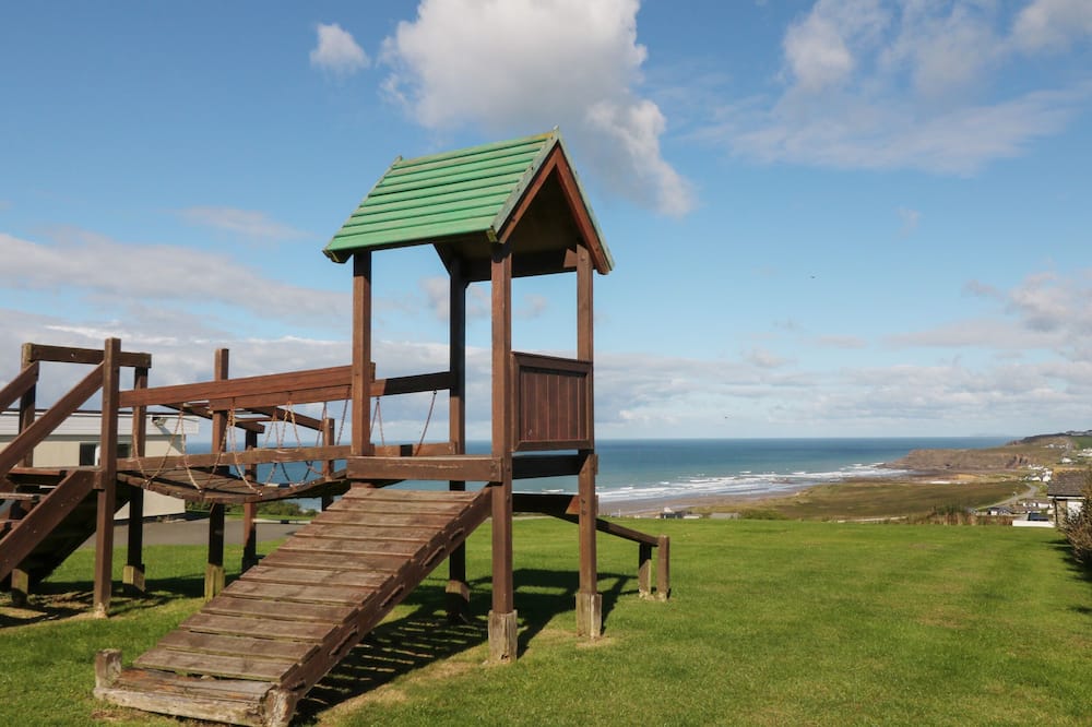 4 DRECKLY, pet friendly, character holiday cottage in Widemouth Bay