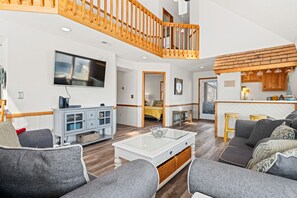 TV - Totally Beach'n 4 Bedroom Home in Kill Devil Hills (Kill Devil Hills)