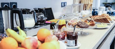 Petit déjeuner buffet (9.50 EUR par personne)