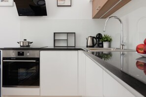 Fridge, oven, stovetop, dishwasher