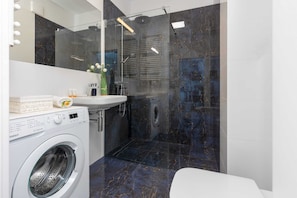 Shower, shampoo