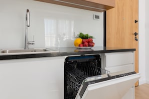 Refrigerador, horno, parrilla de estufa y lavavajillas 
