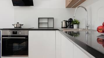 Fridge, oven, stovetop, dishwasher