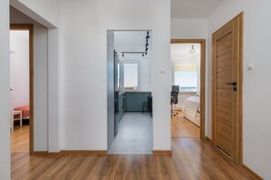 2 soverom, skrivebord, strykejern/-brett og wi-fi