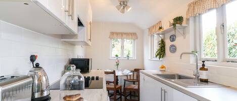 Refrigerador, lavavajillas, tetera eléctrica y tostadora