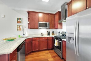 Frigorifero, microonde, forno, piano cottura