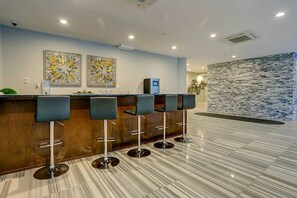 Dining - Grand 1BR with Rooftop Pool & Gym (Philadelphia)