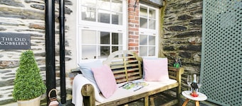 Old Cobblers, Port Isaac, modern accommodation which sleeps 4 and welcomes dogs