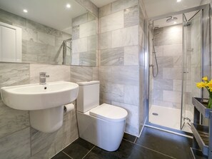 Douche, séchoir à cheveux, serviettes fournies, savon