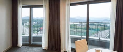 Royal Family View | Individually decorated, individually furnished, free WiFi, bed sheets
