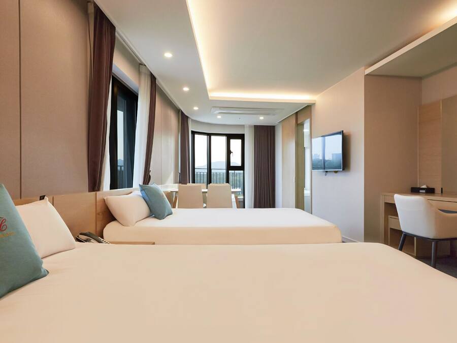 Royal Family Suite | Individually decorated, individually furnished, free WiFi, bed sheets