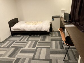 Basic enkelrum | Skrivbord, arbetsyta för laptop, gratis wi-fi och sängkläder