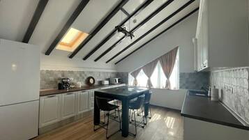 Køleskab, mikrobølgeovn, ovn, kaffe-/temaskine