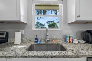 Refrigerador, cafetera y tetera, tostadora y comedor